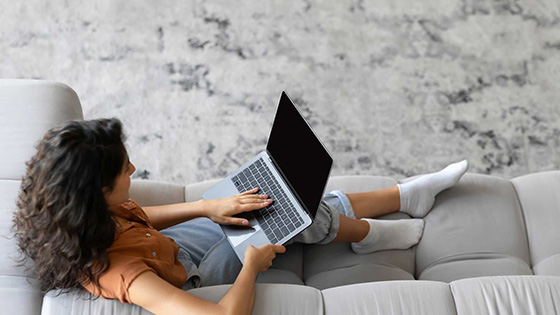 Ideálna sedačka na home office – keď obývačka slúži ako pracovňa