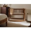 Hnedé hojdacie lišty k postieľke Crib