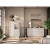 Široká vitrína v elegantnej obývačke