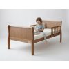 Dieťa na orechovej detskej posteli Noble Toddler Bed
