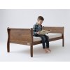 Dieťa na orechovej detskej posteli Noble Adult Bed