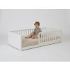 Dieťa na bielej montessori posteli Smooth Monty Bed