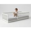 Dieťa na bielej montessori posteli Monty Bed