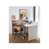 žena pri bielom pracovnom stole work concept